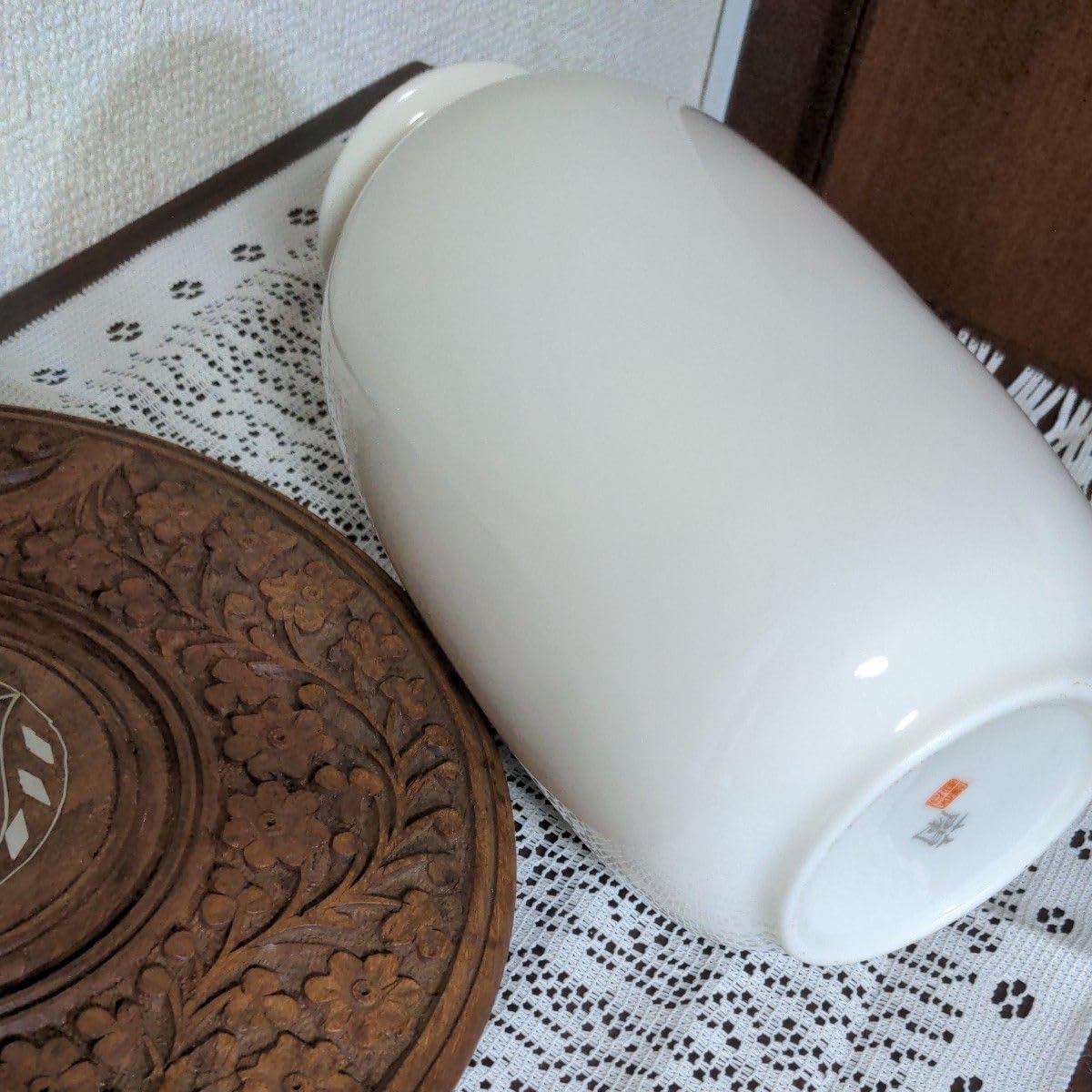 白い陶器の円筒形花器 木箱付き